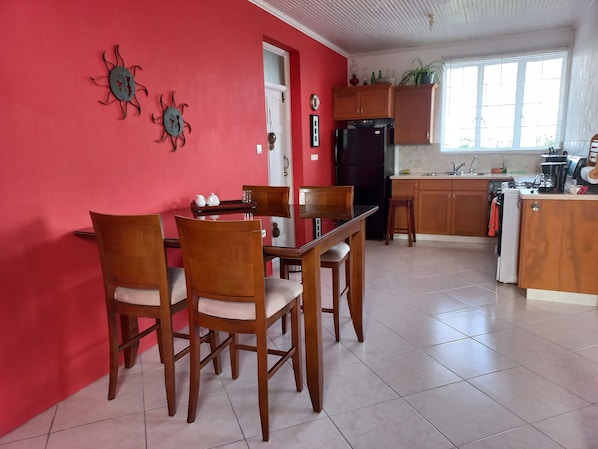 Comfortable dining room area that leads into the kitchen