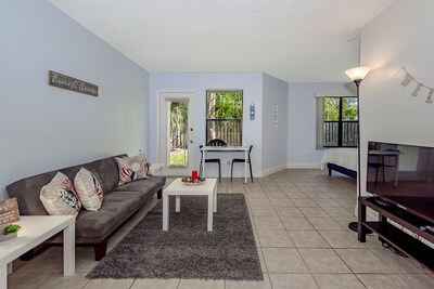 Garden Apartment 6 miles from the beach!