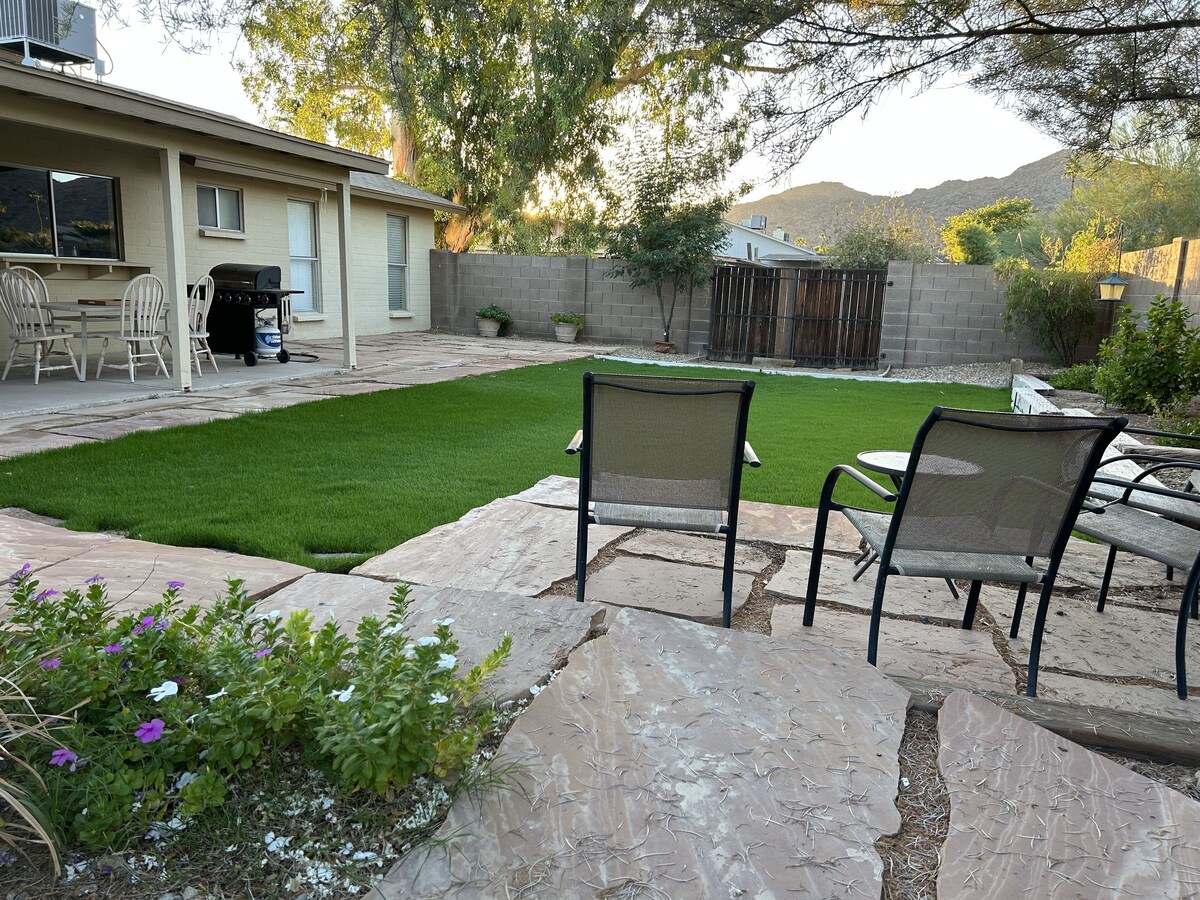 Cozy Ahwatukee home: mountain view, trails, golf & ASU. Pets allowed.