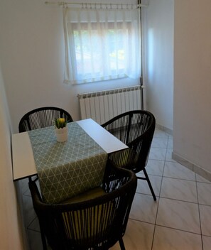 A2-Mali (2+1): dining room