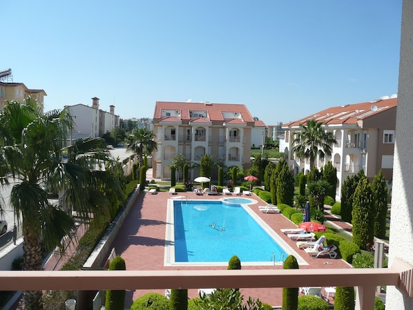 Fantastisch uitzicht vanaf ons balkon richting groot zwembad + prachtige tuin