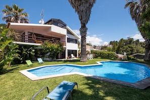 RENT4REST SESIMBRA 4BDR OCEAN VIEW AND PRIVATE POOL VILLA