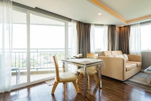 Sea Breeze Apartment@Sriracha Chonburi