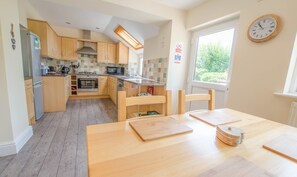 Open plan kitchen and dining area