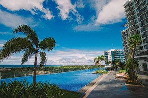 Infinity pool