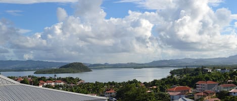 Vue de la villa Anais...baie de Fort de France. baylodge.fr
