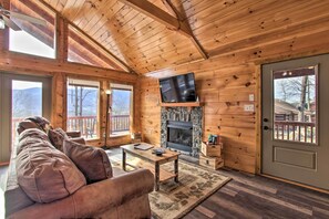 Living Room | Gas Fireplace | Smart TV w/ Cable