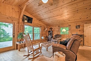 Living Room | Free WiFi | Central A/C & Heating | Smart TV