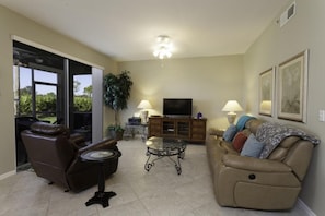 Living room (off lanai)