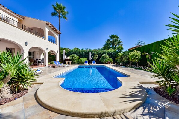 Swimming pool