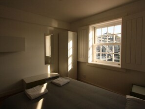 Bedroom  (double bed or 2 twin beds)