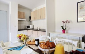 Make a delicious meal in the fully equipped kitchen.