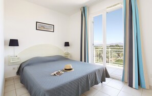 Relax in the master bedroom with a Double bed.