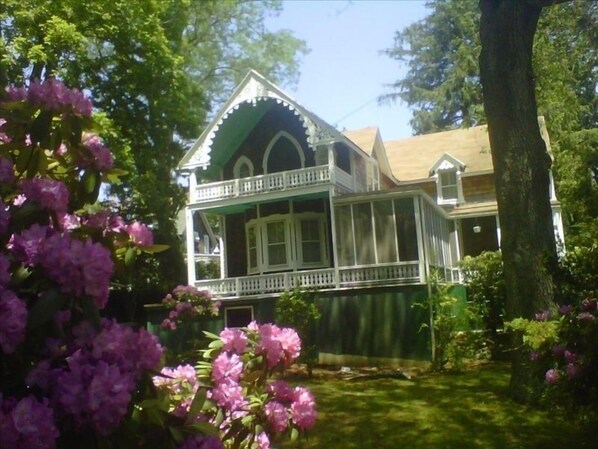 Large 1875 Victorian, Shelter Island Heights (in town location, steps to beach)