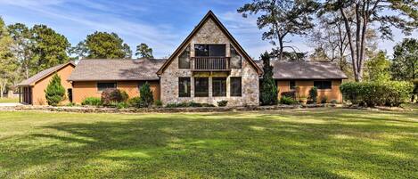 Retreat to the 7.5 private acres of this secluded Magnolia ranch home!