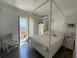 Seaview bedroom on the first floor with baldachin bed