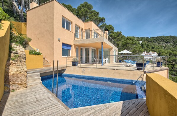 Villa + pool