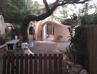 Red, Idyllic Apt.  + Hammock + Sun Loungers, Pushbike Area, Beach, Hippie Market