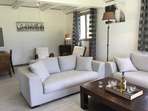 Holiday rental FONTVIEILLE house to rent living room