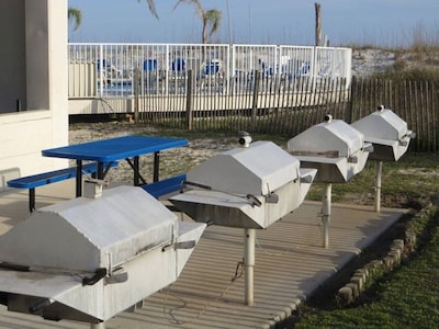 ★Sleeps 4/on the beach/4 pools♥Pool Side Bar ♥Private Beach Access