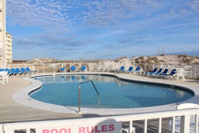 ★Sleeps 9/on the beach/4 pools★Pool Side Bar★ Private Beach Access