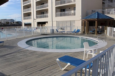 ★Sleeps 9/on the beach/4 pools★Pool Side Bar★ Private Beach Access