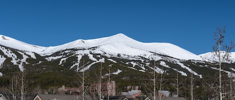 Amazing mountain views within 5 minute walk to town!