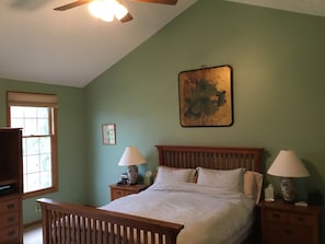 Master bedroom, flat screen T.V. and en suite bathroom 