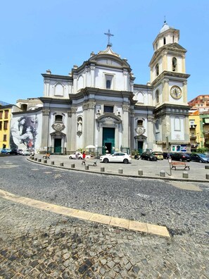 vista chiesa di fronte il palazzo