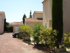 Vue de la maison et de l'emplacement du parking