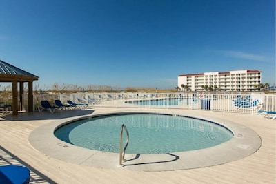 ★ sleeps 7 ★4 pools/Pool Side Bar ★ Private Beach Access★