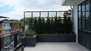 Rooftop Room with Bathtub and Fireplace