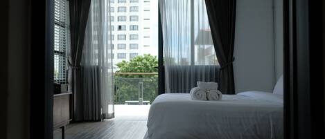 Rooftop Room with Bathtub and Fireplace