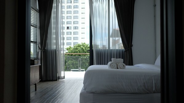 Rooftop Room with Bathtub and Fireplace