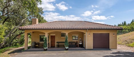 Large casita in the vineyard looks out over the vines just steps away!