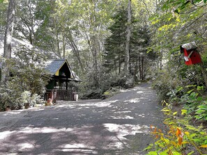 Down the hill from the wonderful Skyline Lodge - dining/bar services a walk away