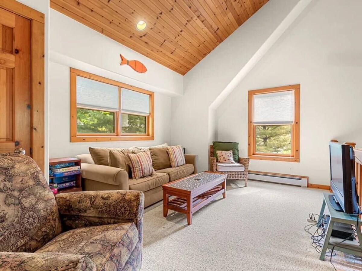 ANCHOR POINT: Walk to Beach – Walk to Town – Private Setting