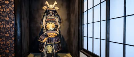 Samurai Jim, le protecteur de la maison dans son Tokonoma (alcôve).