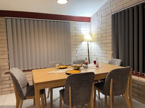 Dining room to seat 6 people