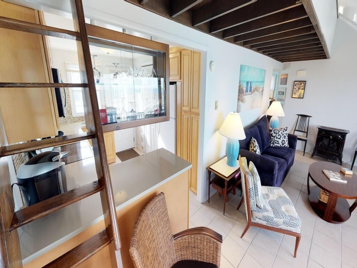 Wi/Fi O/S Deck. Oceanview Brant Beach Ocean Front Duplex 2nd flin this Ocean Front, first floor unit. Spacious Living Room. 114089