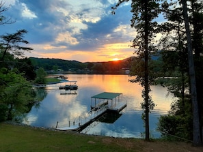 LAKEFRONT, LAKEFRONT, LAKEFRONT
Stunning sunsets on Lake Chatuge