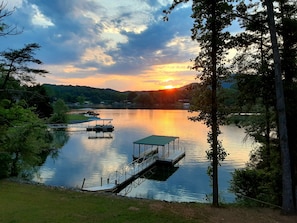 LAKEFRONT, LAKEFRONT, LAKEFRONT
Stunning sunsets on Lake Chatuge    

