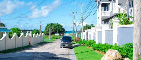 You can walk to the beach!
Neighborhood safe and friendly 