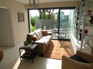 Living area, with a view to a patio