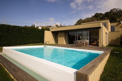 Casa de vacaciones con piscina, vistas al mar, ideal para 8/10 personas.