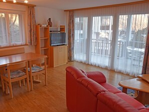 Möbel, Holz, Tabelle, Couch, Wohnzimmer, Fenster, Fussboden, Bilderrahmen, Stuhl, Flooring