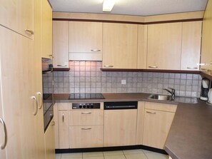 Cabinetry, Spüle, Countertop, Eigentum, Sinken, Herd, Gebäude, Zapfhahn, Holz, Küche