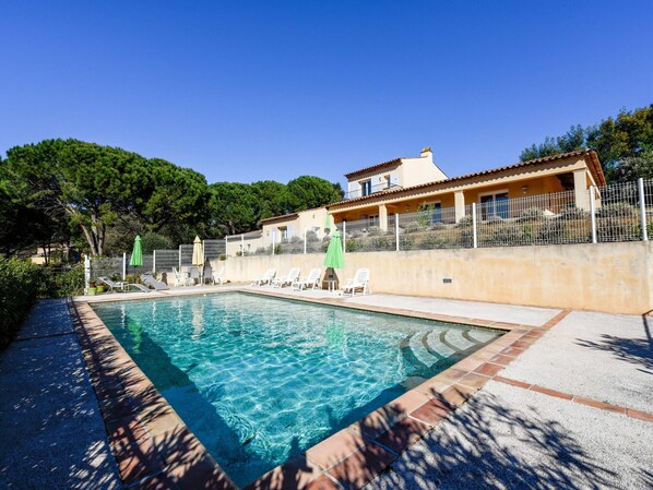 L'Eau, Ciel, Plante, Piscine, Arbre, Bleu Azur, Bâtiment, Loisir, Paysage, Composite