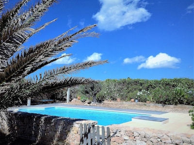 BEAUTIFUL PROPERTY 10 PEOPLE WITH LARGE POOL.   DIRECT ACCESS TO THE SEA