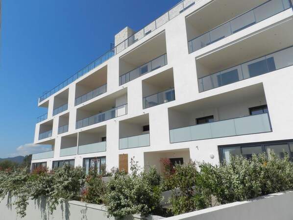 Building, Daytime, Property, Sky, Plant, Urban Design, Rectangle, Window, Residential Area, Condominium
